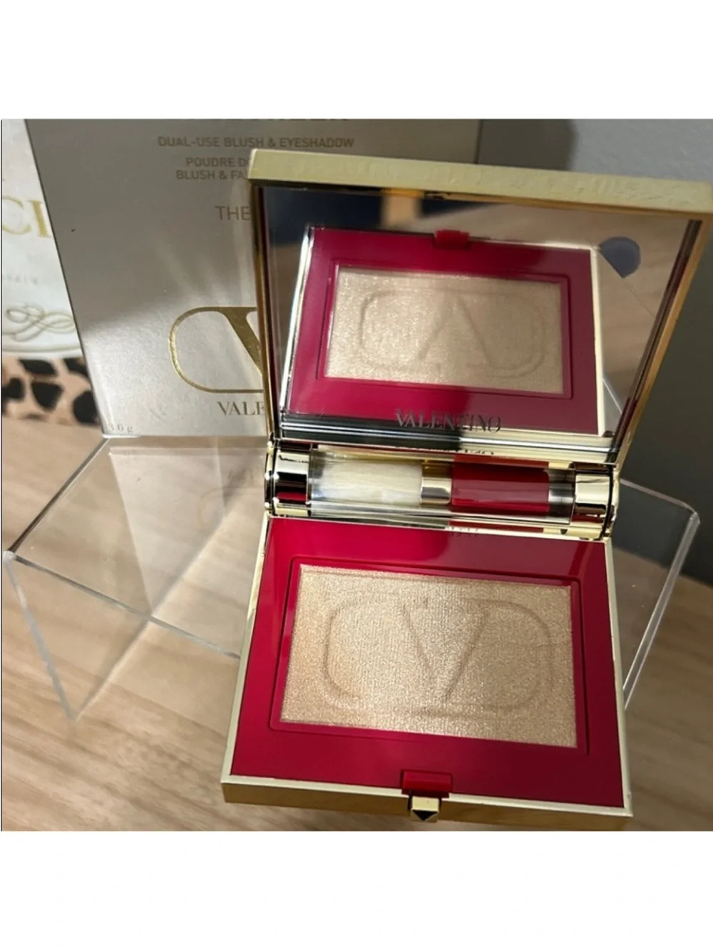 Valentino Gold Eye & Cheek Compact with Studded V Logo - Picture 2 of 2